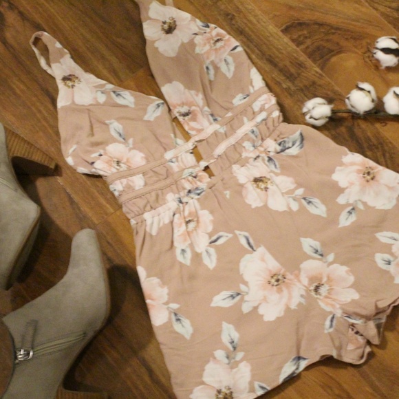 L.A. Hearts Floral Romper. Women's Size XS. - Picture 2 of 8